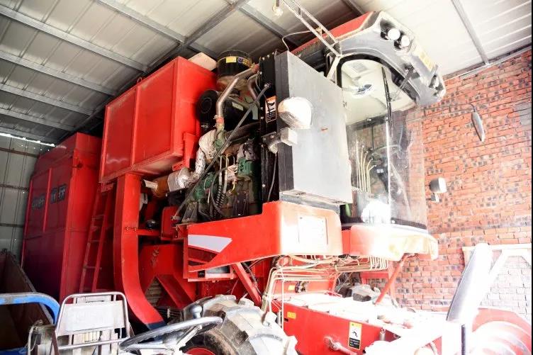 “想發(fā)財就買它!” 中聯(lián)花生收獲機(jī)助用戶走上致富路