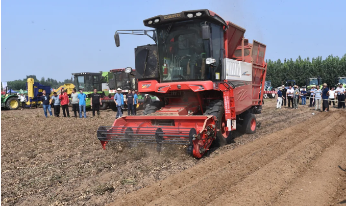 農(nóng)民致富神器原來是—鄭州中聯(lián)收獲花生撿拾收獲機(jī)